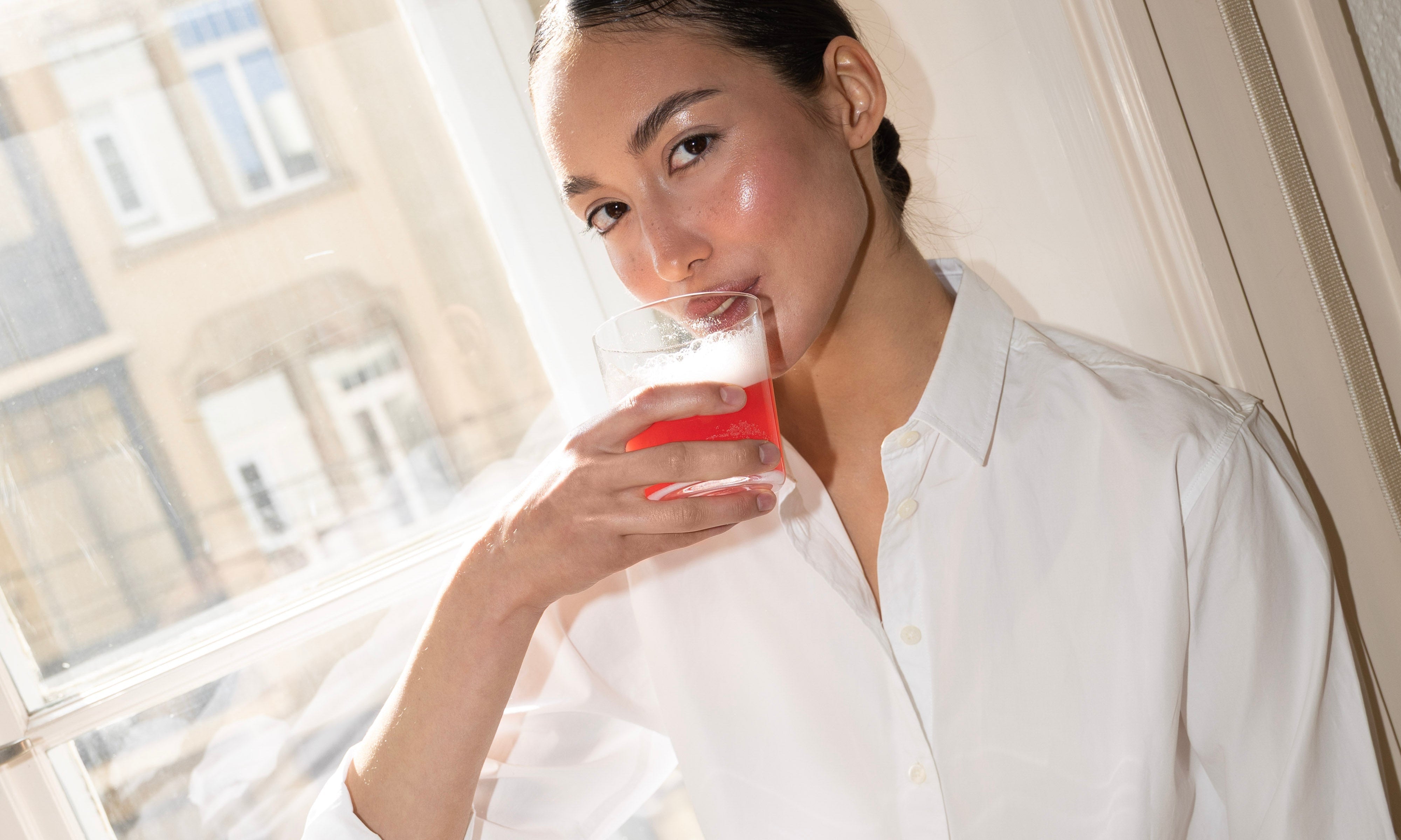 Gesunde Haut von innen mit Kollagenpeptiden für natürlichen Glow und Hautelastizität